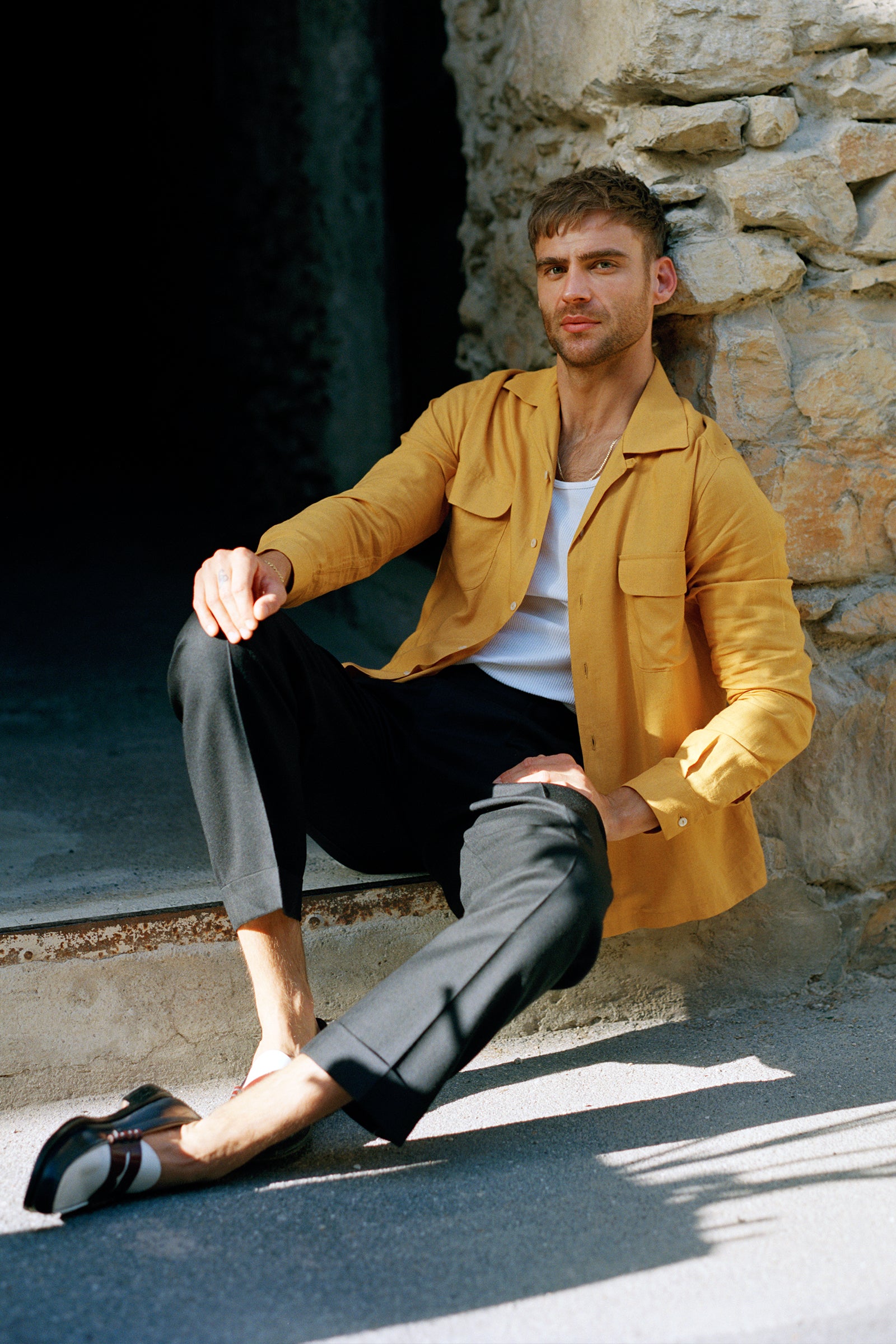 Mustard shirt 2024 outfit mens