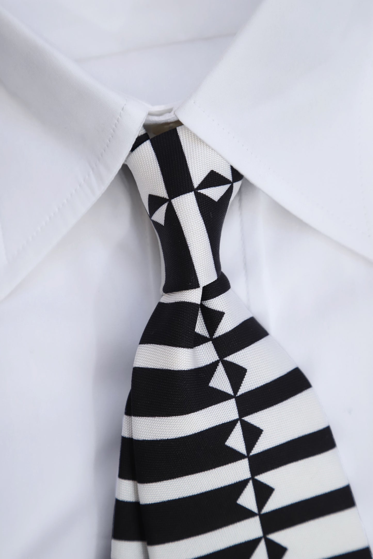 Geometric silk tie